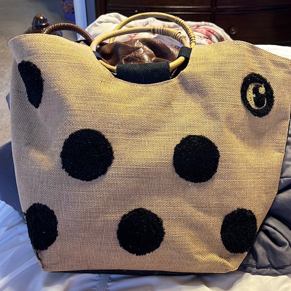 Great tote bag. It has a “C” initial on the right corner of the tote bag.